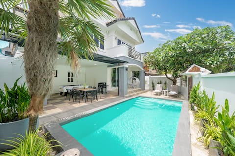 Cozy Grand Pool Villa 7BR in Patong