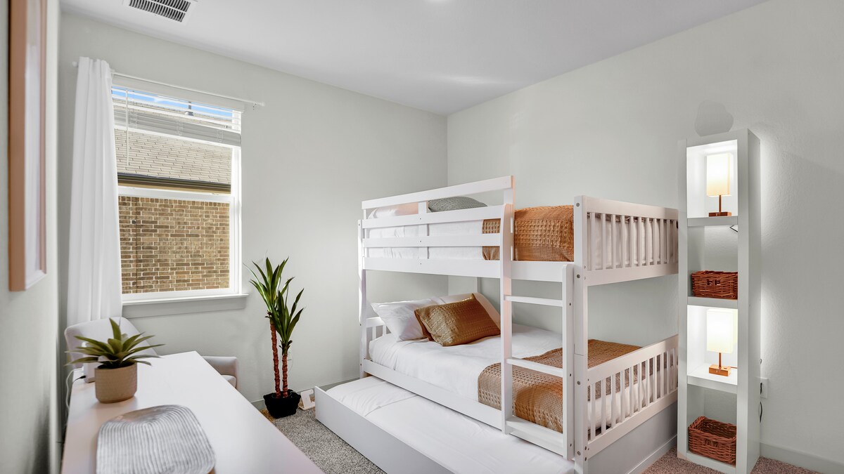 ห้องนี้เหมาะสำหรับเด็กหรือกลุ่ม มีเตียงสองชั้นพร้อมที่นอนเต็มขนาด 2 อันและเตียงเดี่ยวแบบดึงออก มีตู้ลิ้นชัก ตู้เสื้อผ้าในตัว โคมไฟ และที่ชาร์จโทรศัพท์เพื่อการเข้าพักที่สะดวกสบายและใช้งานได้ดี