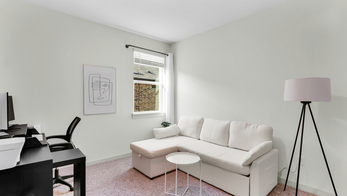 ห้องนี้ออกแบบมาเพื่อความสะดวกสบายและประสิทธิภาพการทำงาน มีเตียงโซฟาขนาดควีนไซส์ ตู้เสื้อผ้าในตัว และสถานีทำงานเต็มรูปแบบพร้อมจอภาพคู่ โต๊ะทำงานแบบนั่ง/ยืน แท่นเชื่อมต่อ คีย์บอร์ด เมาส์ และเครื่องพิมพ์