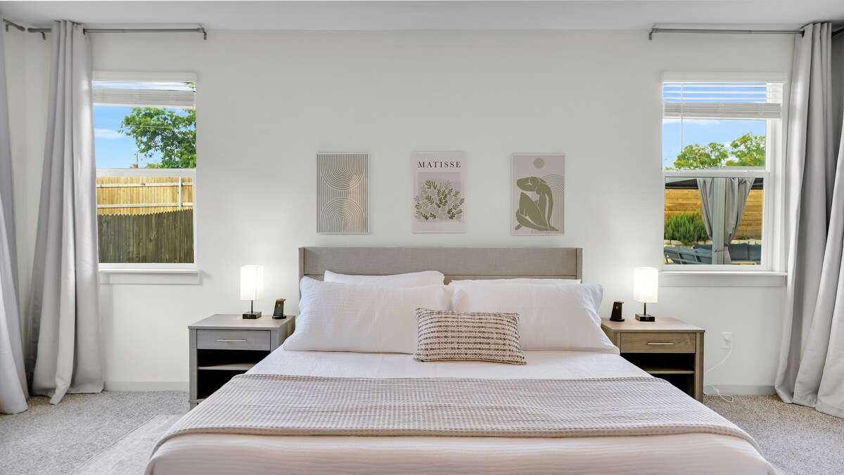 ผ่อนคลายในห้องสวีทหลักที่กว้างขวางพร้อมเตียงคิงไซส์ ห้องน้ำในตัว ตู้เสื้อผ้าแบบเดินเข้าได้ และพื้นที่นั่งเล่นที่อบอุ่น เพลิดเพลินกับสมาร์ททีวีขนาด 55” ม่านบังแสง หน้าต่างบานใหญ่ที่หันหน้าไปทางสวนหลังบ้าน ตู้นอน และที่ชาร์จโทรศัพท์