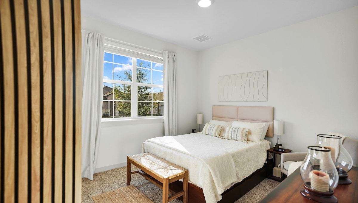 สว่างและสะดวกสบายพร้อมเตียงควีนไซส์ ตู้เสื้อผ้าในตัว และพื้นที่นั่งเล่นที่อบอุ่น มีตู้นอนและตู้เซฟ พื้นที่กว้างขวางสำหรับพักผ่อนหรือทำงานในระหว่างการเข้าพักระยะยาว