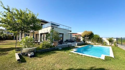 Contemporary villa with swimming pool - Eurexpo Groupama