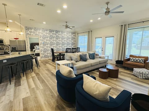 Lake Front 4BR + Dock & Paddle Boards, Water front