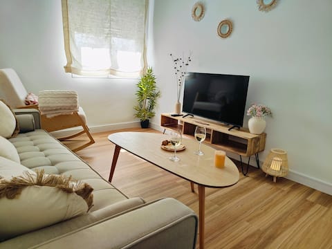 Anuncio de Airbnb popular: 50 m to Postiguet Beach + 4 bedrooms + private parking en Alacant / Alicante
