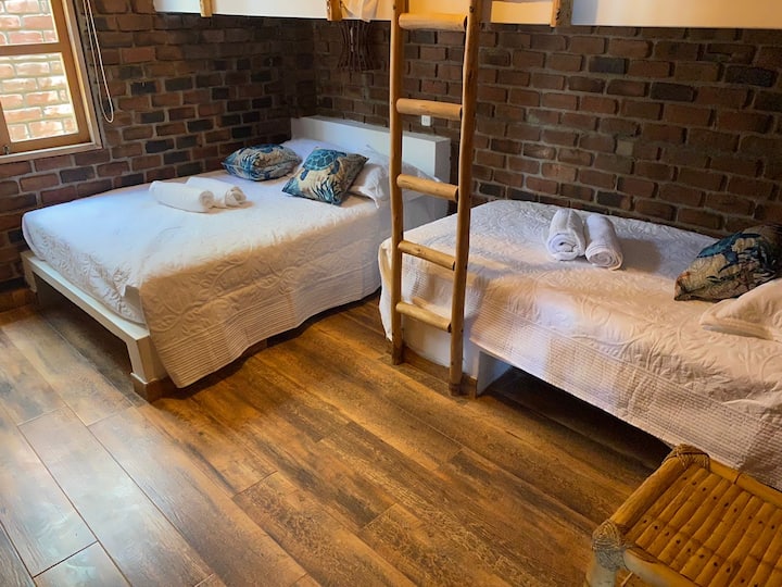 Este dormitorio en particular está cerca a la piscina، no en frente

هذه الغرفة على وجه الخصوص قريبة من حمام السباحة، وليست أمامه