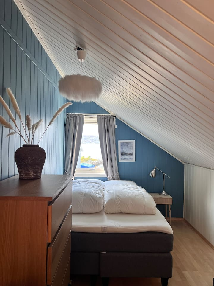 Slaapkamer 2 is ingericht met een bed van 150 cm. 