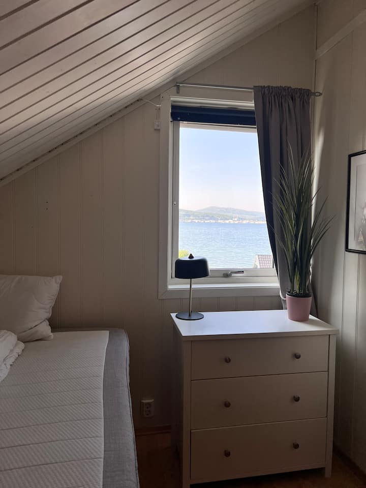 Slaapkamer 1 is ingericht met een bed van 120 cm. Hier kun je wakker worden met uitzicht op zee.