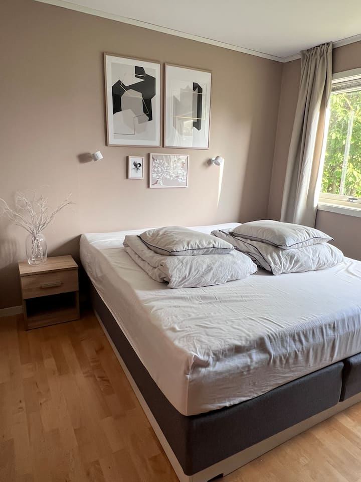 Slaapkamer 3 is ingericht met een bed van 180 cm. 