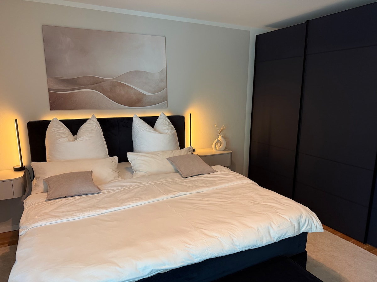Stylish Champagne Suite next to Volksparkstadion