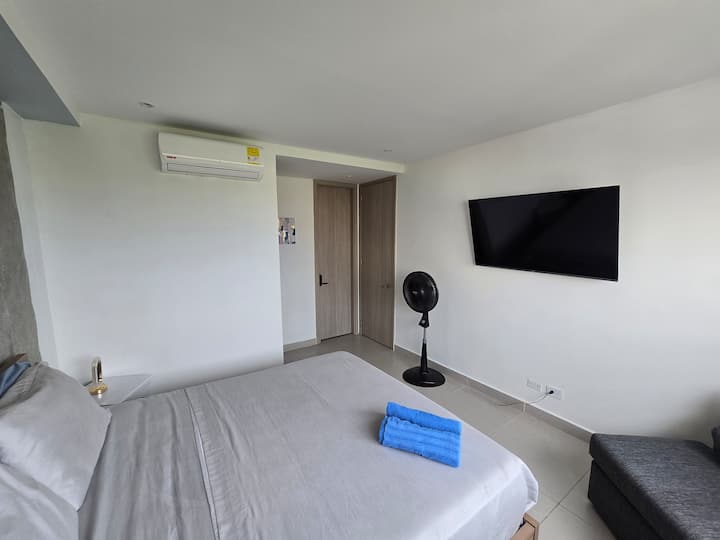 Klimatizovaná izba, prenosný ventilátor, televízor a pohodlná posteľ, ktorá vám poskytne najlepší odpočinok