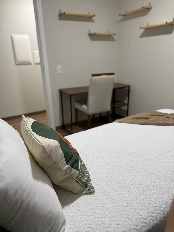 Kitanda cha mtu mmoja kilicho na msaidizi chini (vitanda 2 vya mtu mmoja). -- Mashuka na mashuka yaliyofunikwa, nyepesi na yenye joto zaidi 