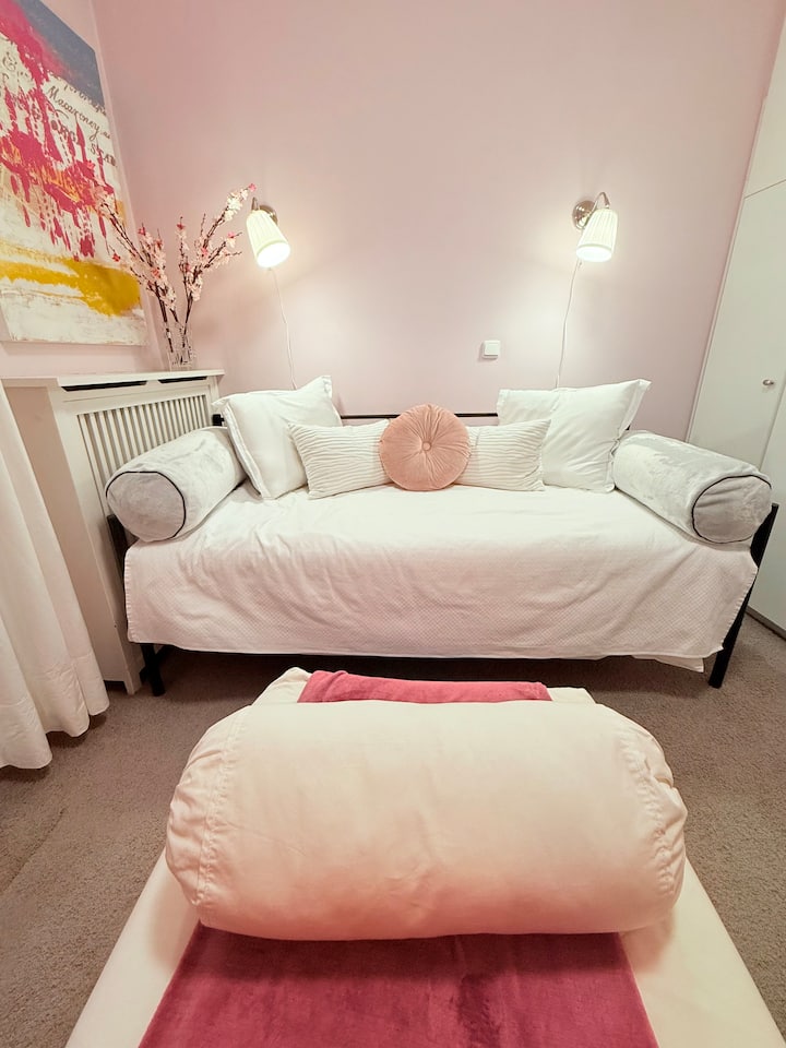 დივანი‑ტახტი კითხვისთვის! ამ ოთახს შეგიძლიათ ისე მოაწყოთ, როგორც გსურთ! საკითხავი და სამედიტაციო სივრცე! იოგას ან პილატესის სივრცე! ან სახალისო ბავშვთა ოთახი! არჩევანი თქვენზეა.