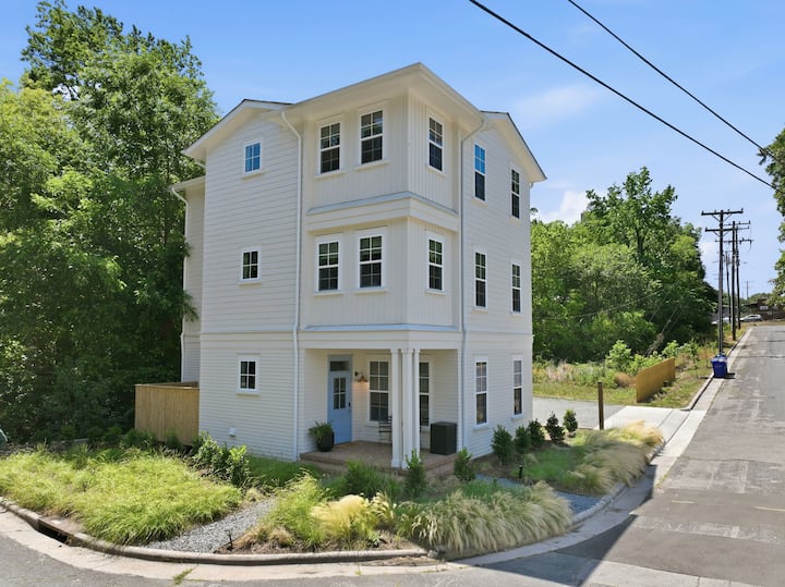 8br Urban Retreat, Deck, Near Downtown Durham - Durham, NC