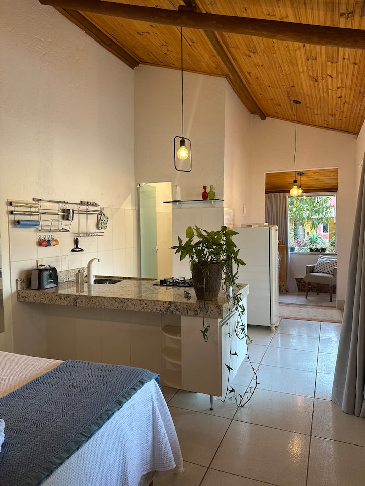 Encimera con estufa de dos quemadores y accesorios para preparar un delicioso desayuno