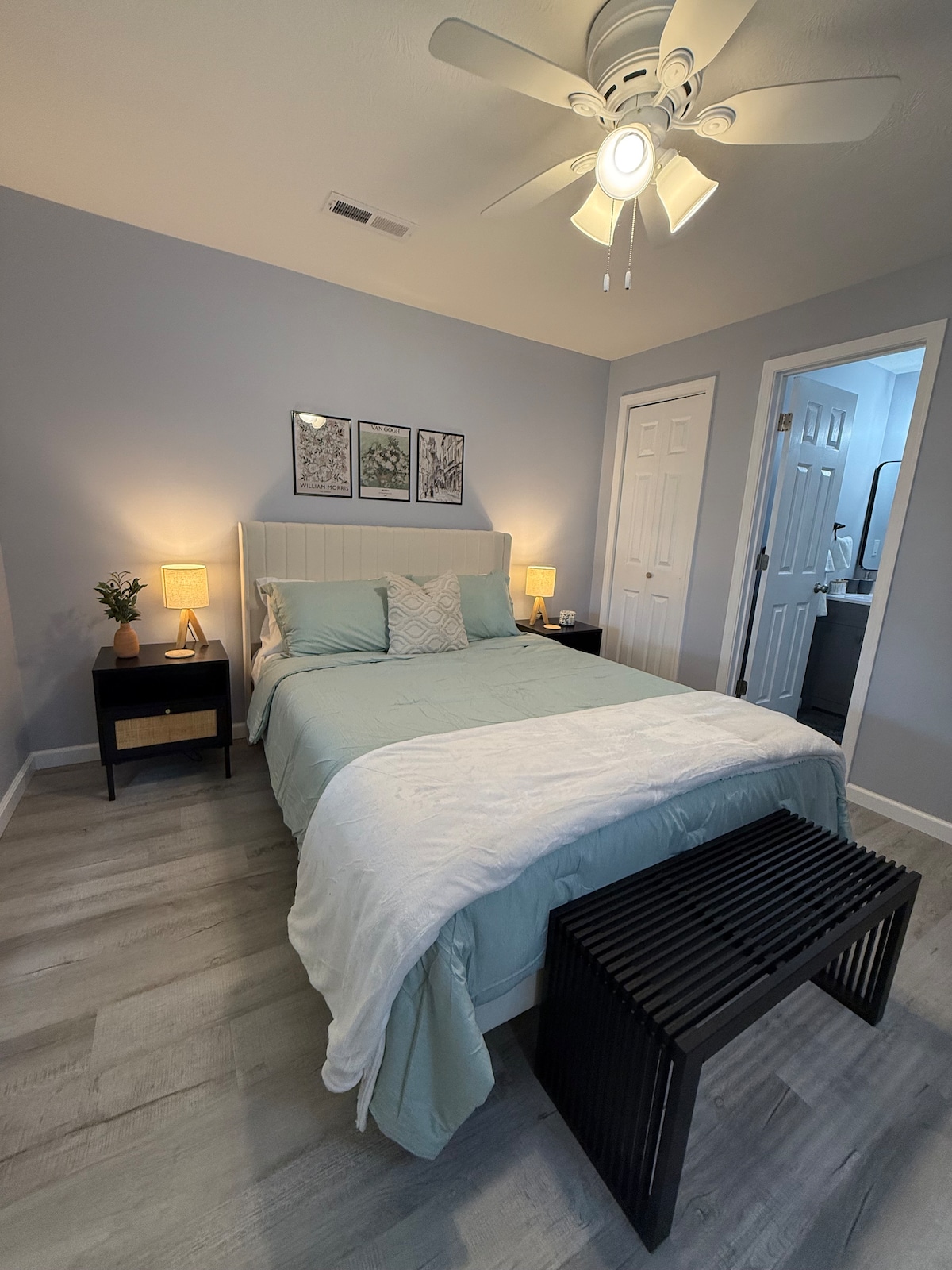 Bračni krevet, madrac od memorijske pjene s ormarom za odjeću i izravnim pristupom kupaonici.