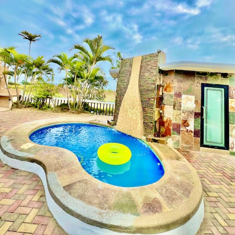 House with pool, bar and BBQ area, near the sea