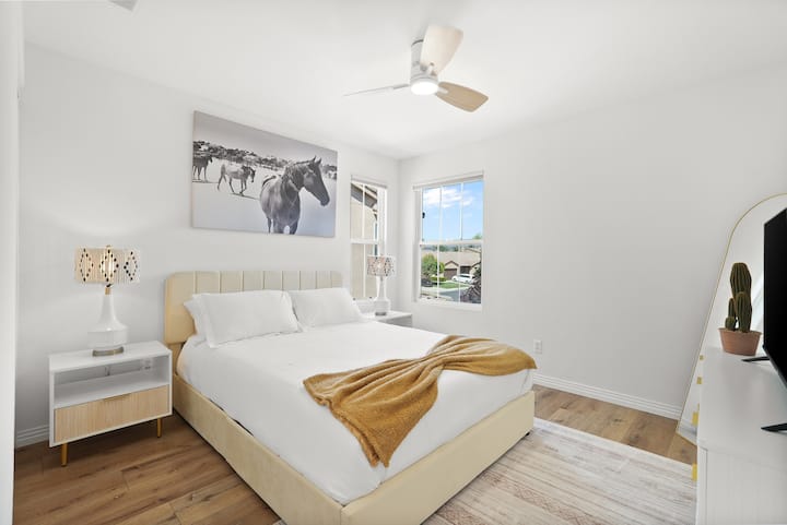 Dormitorio en la planta superior con cama tamaño queen, armario y persianas opacas. 