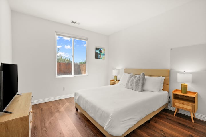 Dormitorio en la planta baja con cama de matrimonio. Junto al baño completo compartido. 