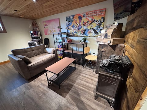 Top performing Airbnb: Rustic Jay Hideaway in York South—Weston
