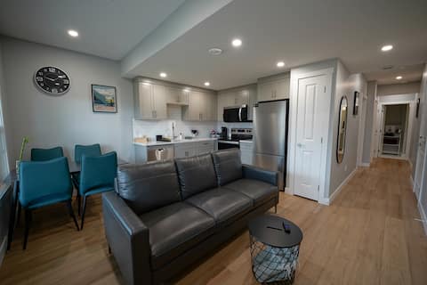 Top Airbnb: Family Stay 2BR | LEGO, Games, King Bed, Parking in Sage Hill
