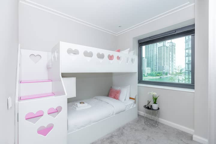 חדר זה, כיפי ופונקציונלי, מציע מיטת קומותיים יציבה, נהדרת לחלוק עם ילדים או חברים. תשומת לב לפרטים הקטנים גורמת לזה להרגיש שובב בלי לוותר על הנוחות.

