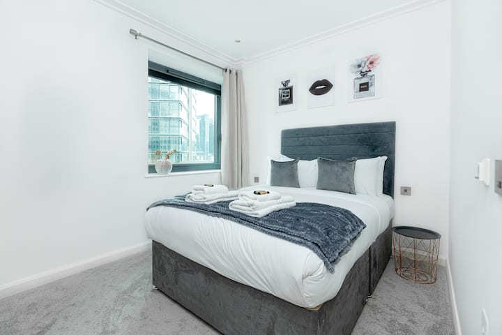 חדר השינה הנוח הזה כולל מיטה זוגית עם מצעים יוקרתיים, מושלם לנוסעים יחידים או לזוגות. מקום מפלט שקט אחרי יום של סיור בעיר.

