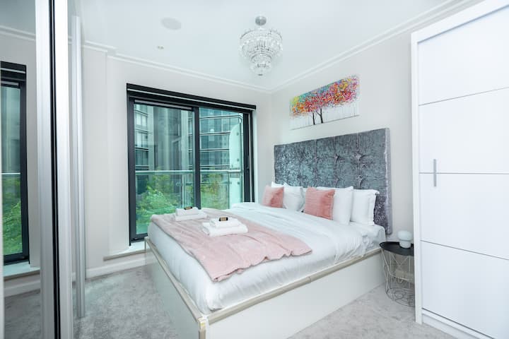 הירגעו בסוויטה הראשית האלגנטית, עם מיטת קינג-סייז, מצעים יוקרתיים וחדר רחצה צמוד לפרטיות נוספת. הנכס מרגיע ומעודן, אידיאלי ללילות מרגיעים.

