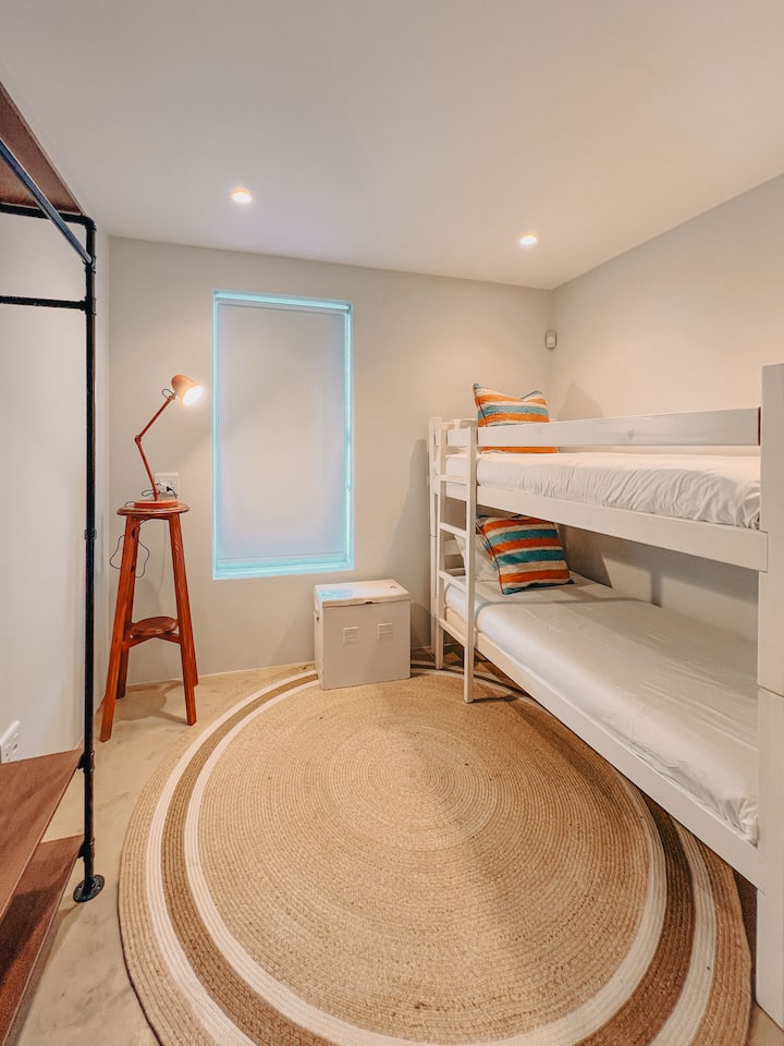 Chumba kizuri cha watoto chenye kitanda cha ghorofa na bafu lililo karibu. Chumba cha watoto pia kiko chini ya ghorofa ya chumba kikuu cha kulala.