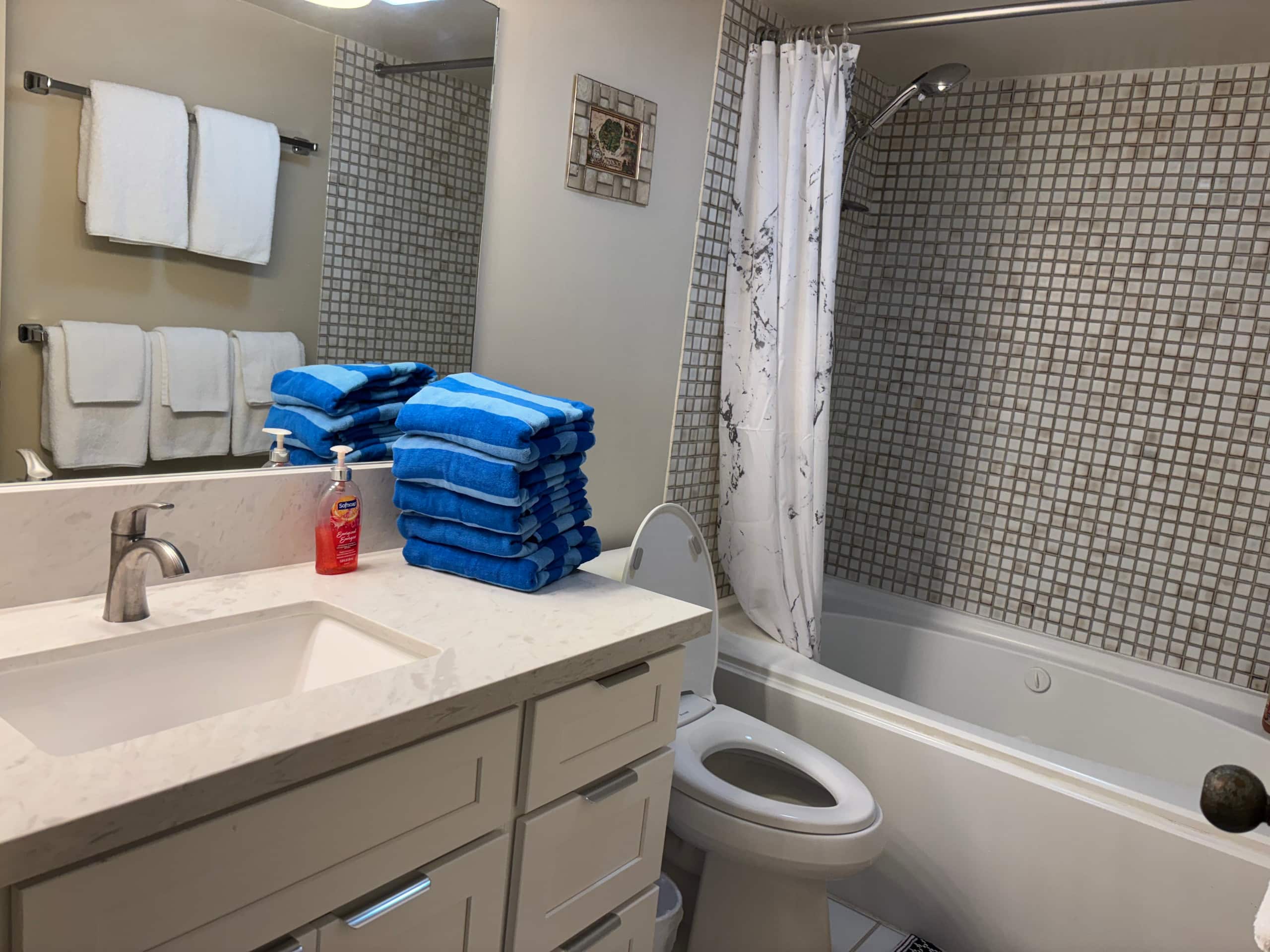 Condo in Honolulu · ★4.52 · 3 bedrooms · 5 beds · 1 private bath - Image 12