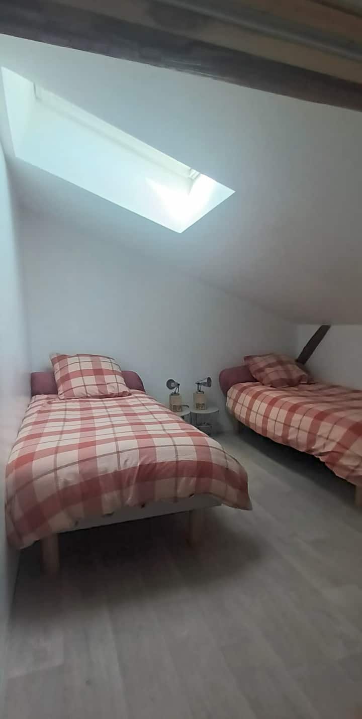 Quarto no andar de cima. Configuração em 2 camas de 90 *190. Possibilidade de fazer 1 cama de 180*190