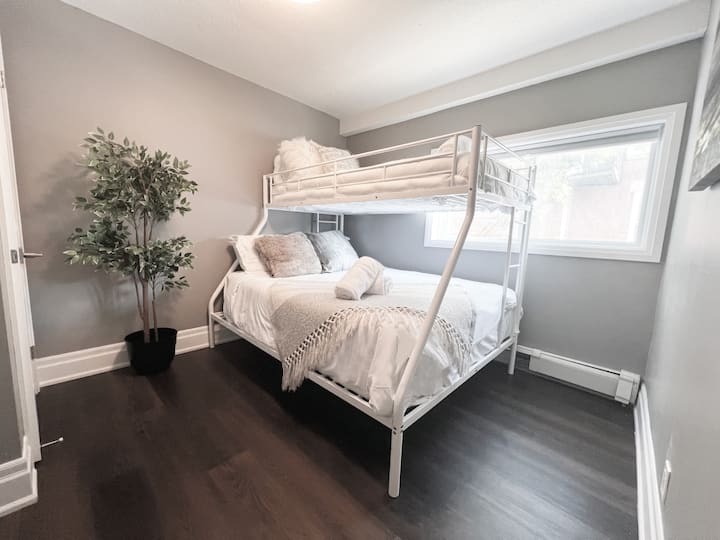 המיטה הקומתית הזו מספקת נוחות חמה לחברים או למשפחה