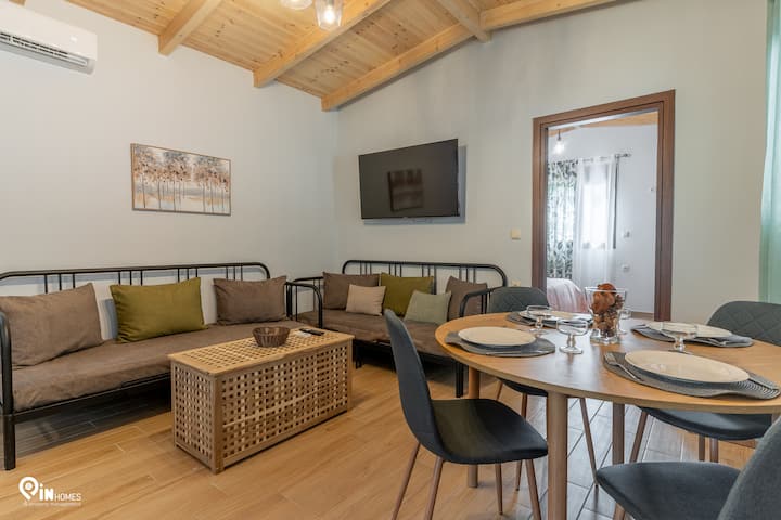 Добре дојдовте во вашето светилиште со отворен план, каде што пространиот простор за живеење беспрекорно се спојува со елегантниот простор за јадење. Уживајте во моментите на поврзување и опуштање под шармантните заоблени дрвени тавани.