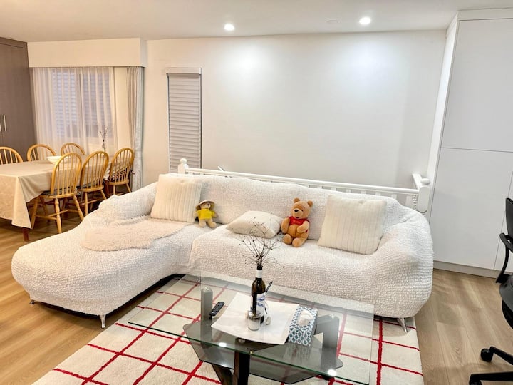 Newly Renovated 3br Upper Floor Of House - Vancouver