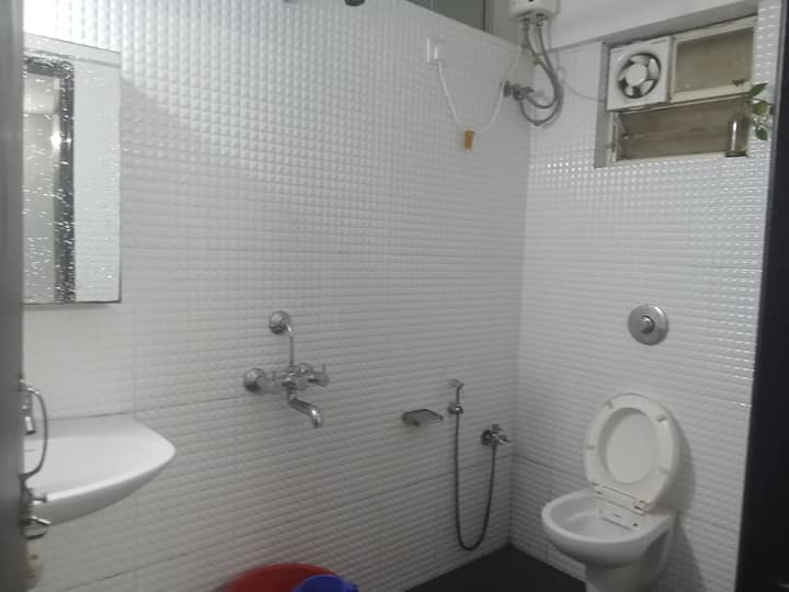 Full bathroom 2 image 1