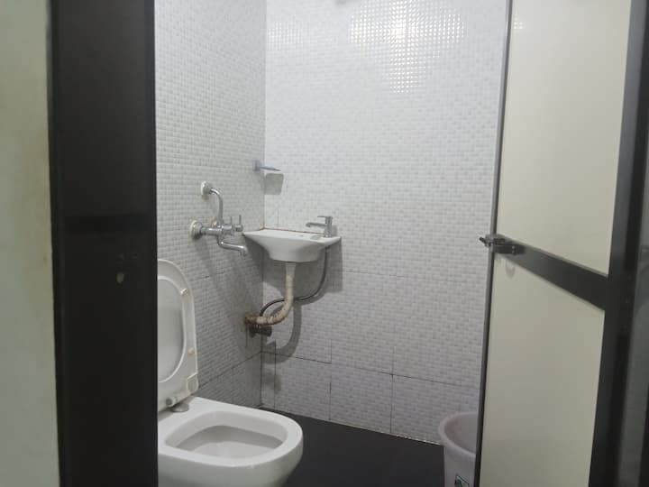 Full bathroom 1 image 1