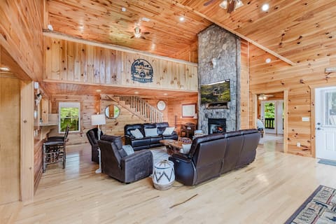 Top performing Airbnb: Epic Views • Private Hot Tub • Mountain Escape in Bryson City / Great Smoky Mountains