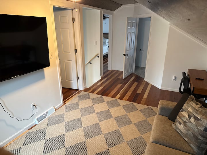 上层客厅/工作区。 包括沙发床和电视。