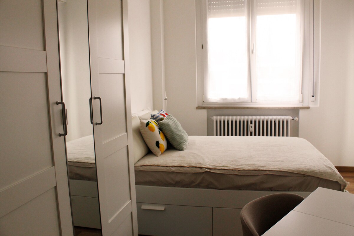 חדר השינה הראשי הבהיר 