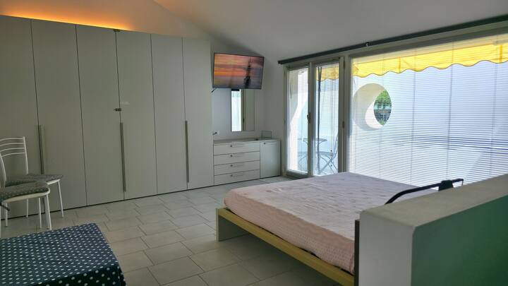 Голяма и удобна двойна спалня с големи панорамни прозорци