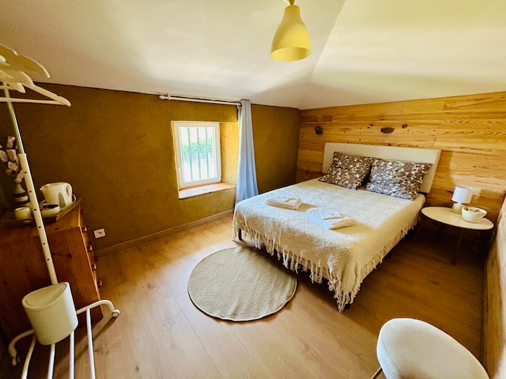 Habitación en casa de familia, última renovación con materiales de origen biológico (arcilla, madera, cáñamo). 