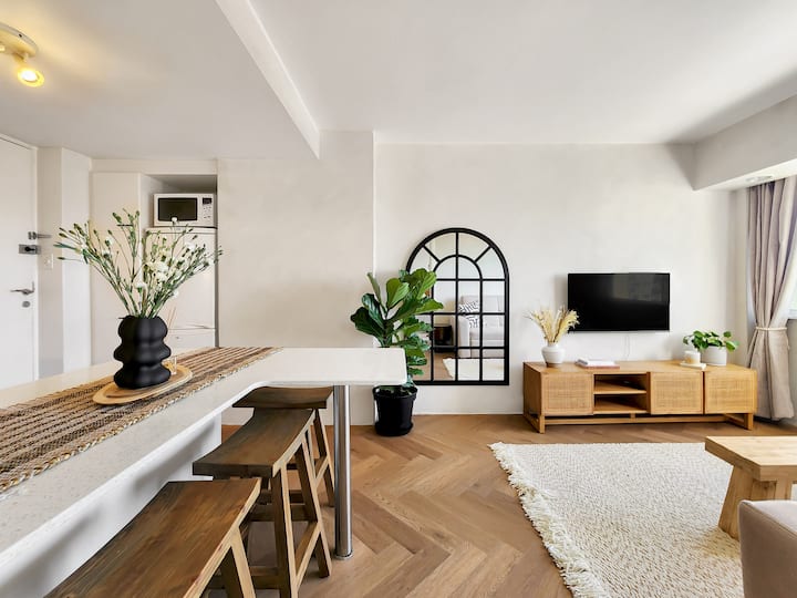 Stylish & Central | Pool | King | Sleeps 4 - Cape Town