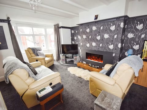 Popular Airbnb listing: Skegness Home 4 people, 2 bedroom, walk to the sea in Skegness