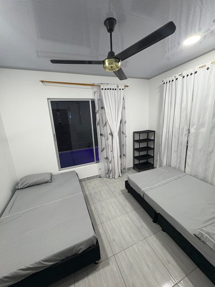 ห้องพักพร้อมเตียงนอนสบายที่ให้การพักผ่อนที่ดีที่สุด