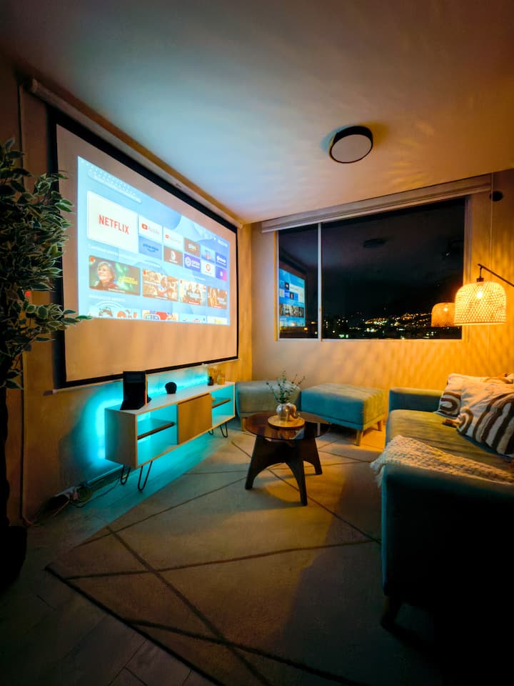 Luxury Cine Apt. | Vista Panorámica + Home Office - Quito