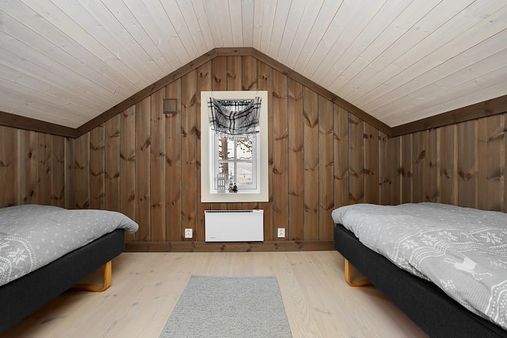 Spavaća soba 4 – 2. kat Dva kreveta širine 90 cm.