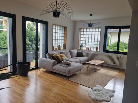 Top Airbnb: Spacious, comfortable villa: saltwater pool! in Caluire Et Cuire