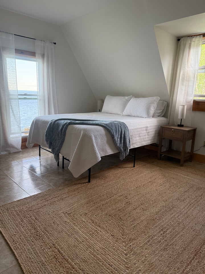 Спалня, обърната на изток, с изглед към залива