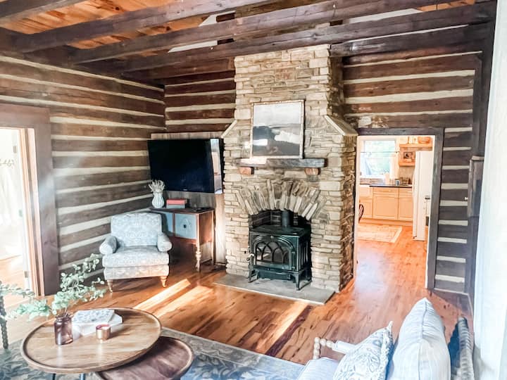 Мајсторски обновената соба е изградена во 1850 година.  Наречена „Собата на Ејб Линколн“, оригиналната структура од трупци е сѐ уште недопрена.  Уживајте покрај шпоретот на дрва и во овој професионално декориран дом. 