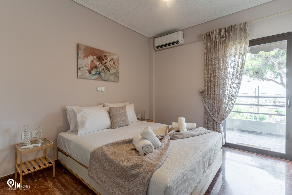 Насладете се на максимална релаксация в красиво обзаведена спалня, където всеки детайл – от плюшените спални комплекти до елегантния декор, е предназначен за спокойното ви подмладяване.