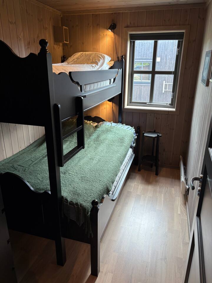 Spavaća soba 2. Krevet na kat s krevetom na gornjoj razini širine 90 cm i na donjoj razini širine 120 cm. 